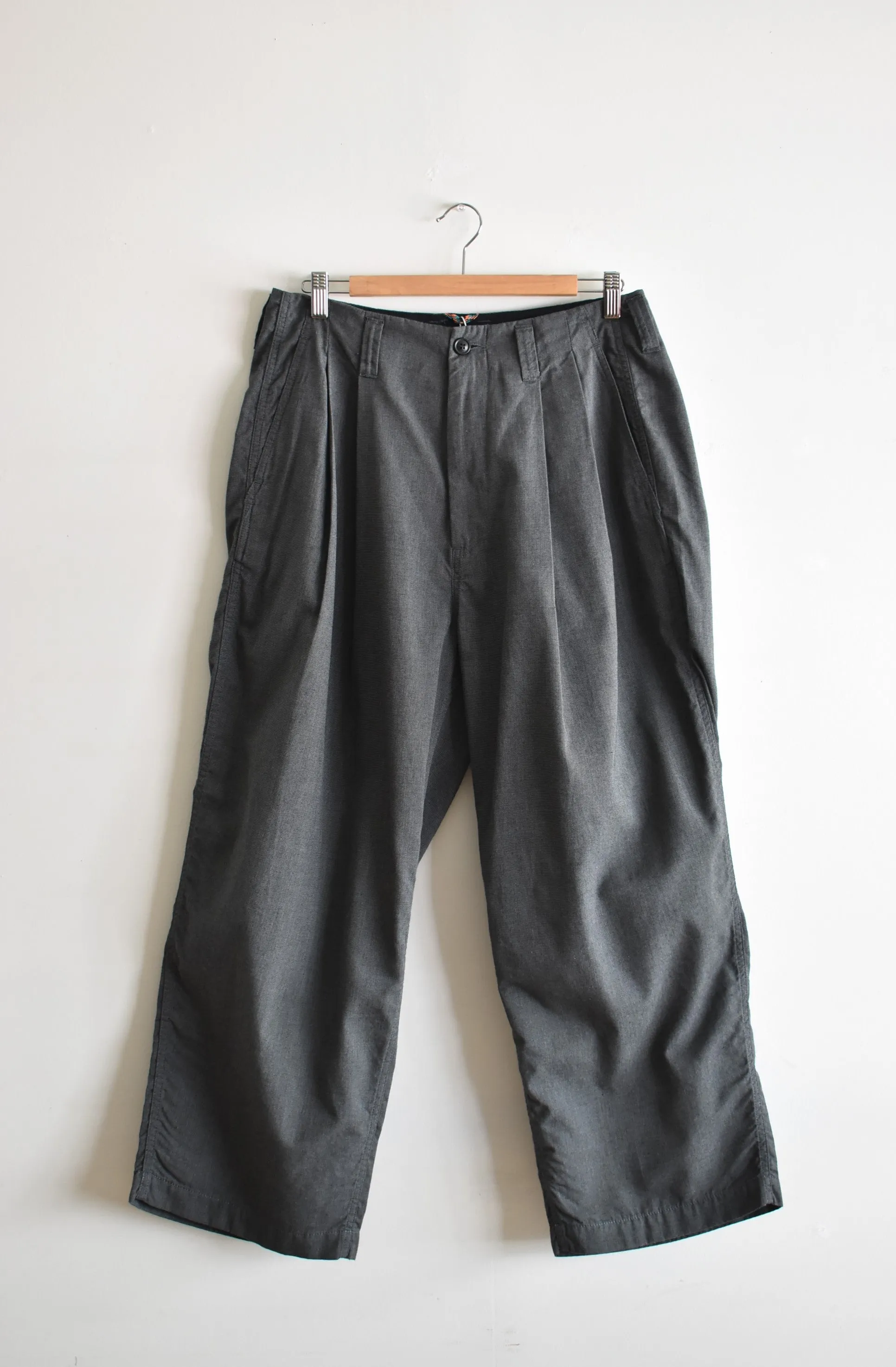 「roundabout」chambray 2tuck pants -black-